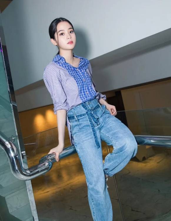 欧阳娜娜身材照片全身 56e2781685ea42809924eec754ed7487.jpeg