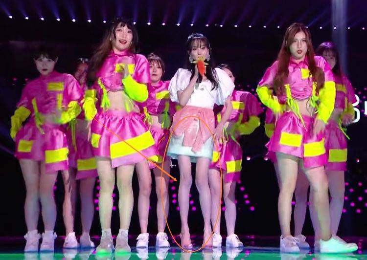 少年团|郑爽与时代少年团同台，我却被她无精修的身材吸引，腿型认真的吗