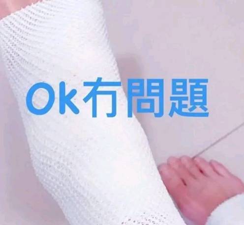 张柏芝近照靠拐杖出行,脚部缠满纱布,谢霆锋忙晒美食太冷漠?