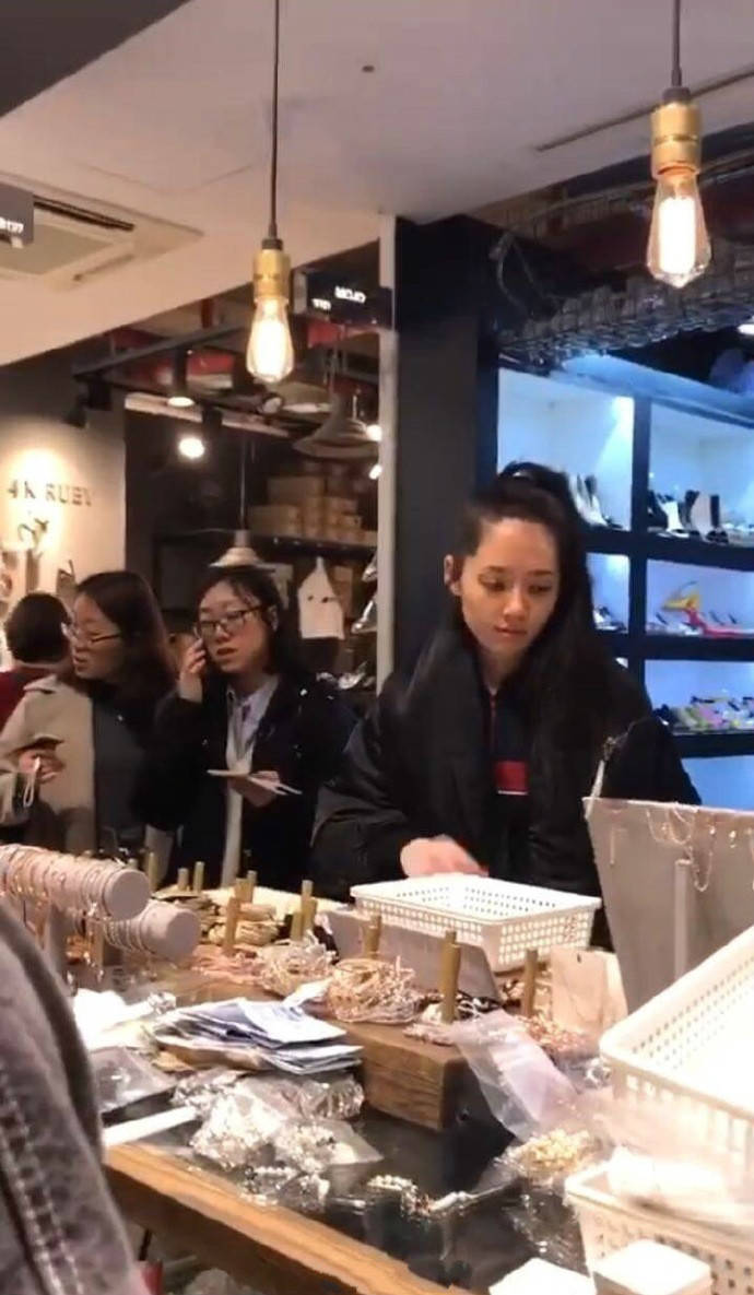 皮肤|郭碧婷产后首照，素颜不蜡黄又白回来了，坐月子这么多人伺候！