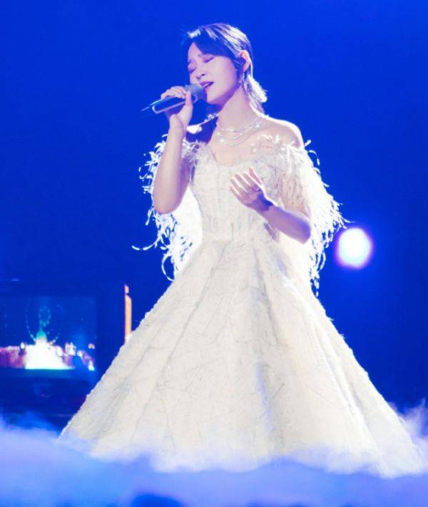 路线|“男人婆”周笔畅也走性感路线？看她穿薄纱裙露面，比杨幂还要撩