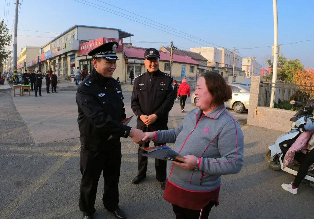 原创济南市公安局钢城区分局党委书记,局长李伟带队参加"局长流动护学