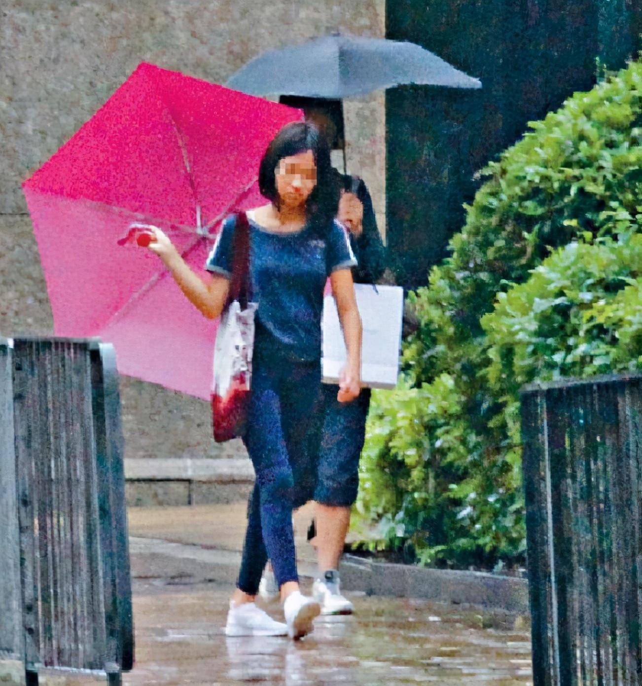 张家辉离奇暴瘦疑生病，关咏荷母女逛街见记者