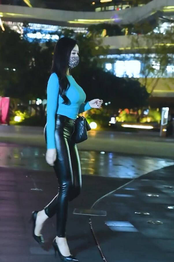 小姐姐的黑色皮裤造型,清爽中透着一丝高级感