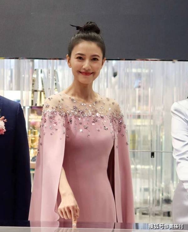 鱼尾纹|41岁高圆圆新路透，穿粉裙笑出鱼尾纹，完美诠释气质比容貌重要