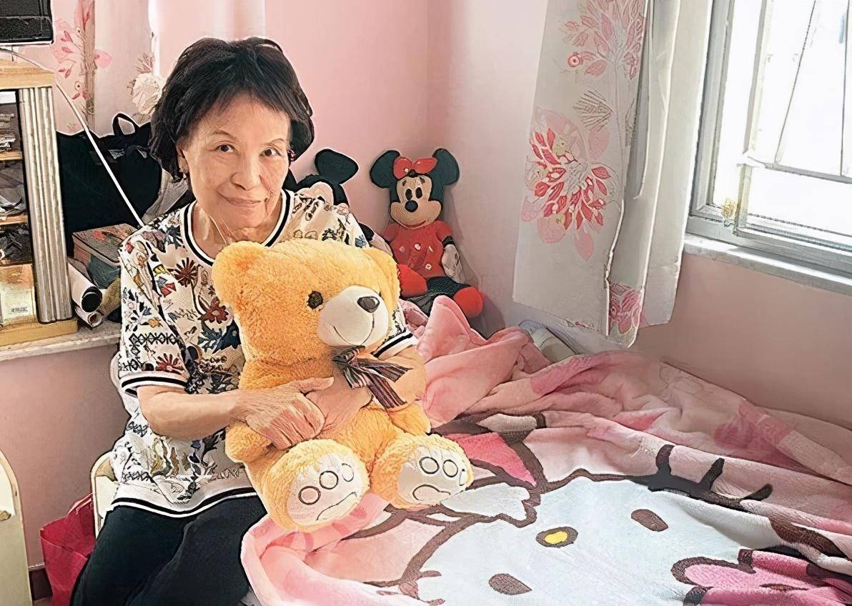 83岁余慕莲病重插管救治，无儿无女由邻居送医，