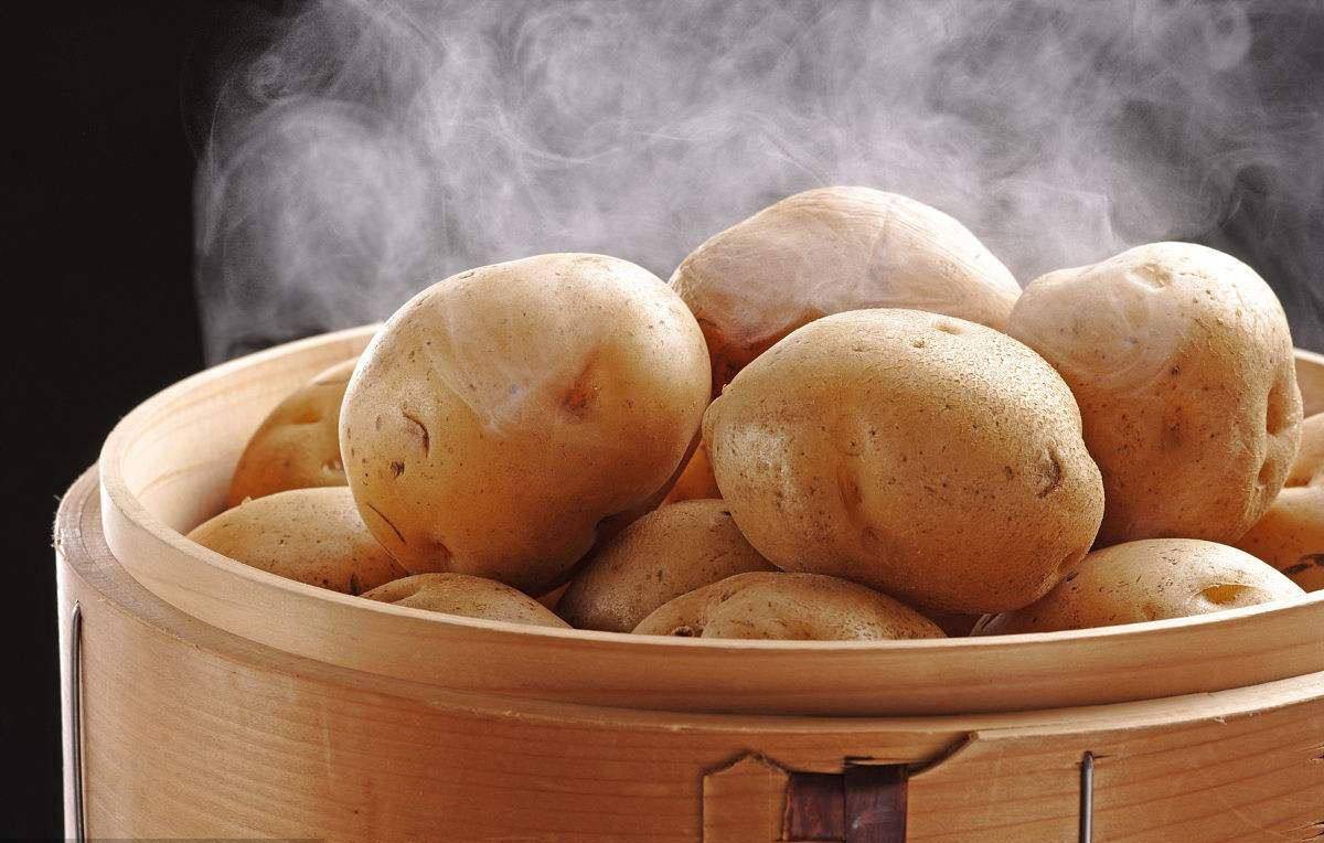 碳水类的食材，例如白米饭、面食，可以用土豆，红薯，玉米等粗粮替代。