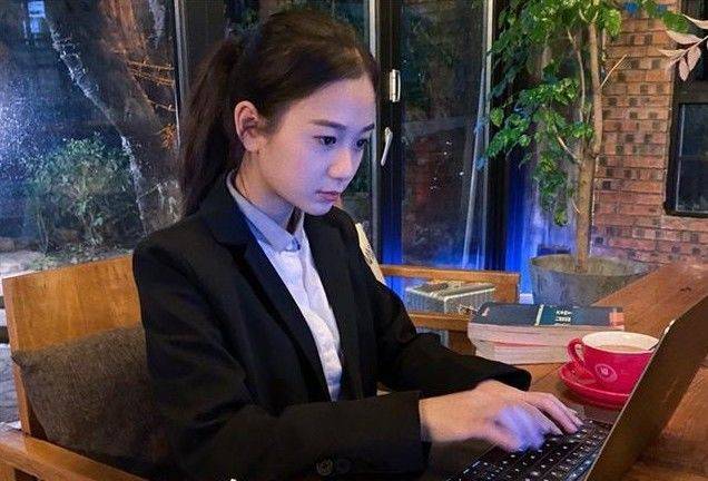 董事长|打工妹逆袭成董事长，坐拥上亿的网红，原来是被“打造”的假名媛