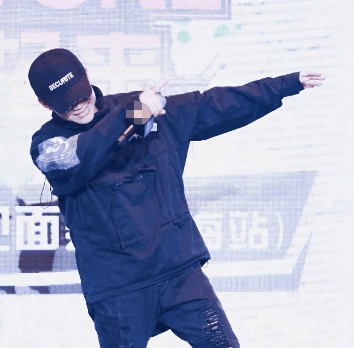 李小璐再现王昊经典舞蹈,网友直呼想起某人,配文"我们