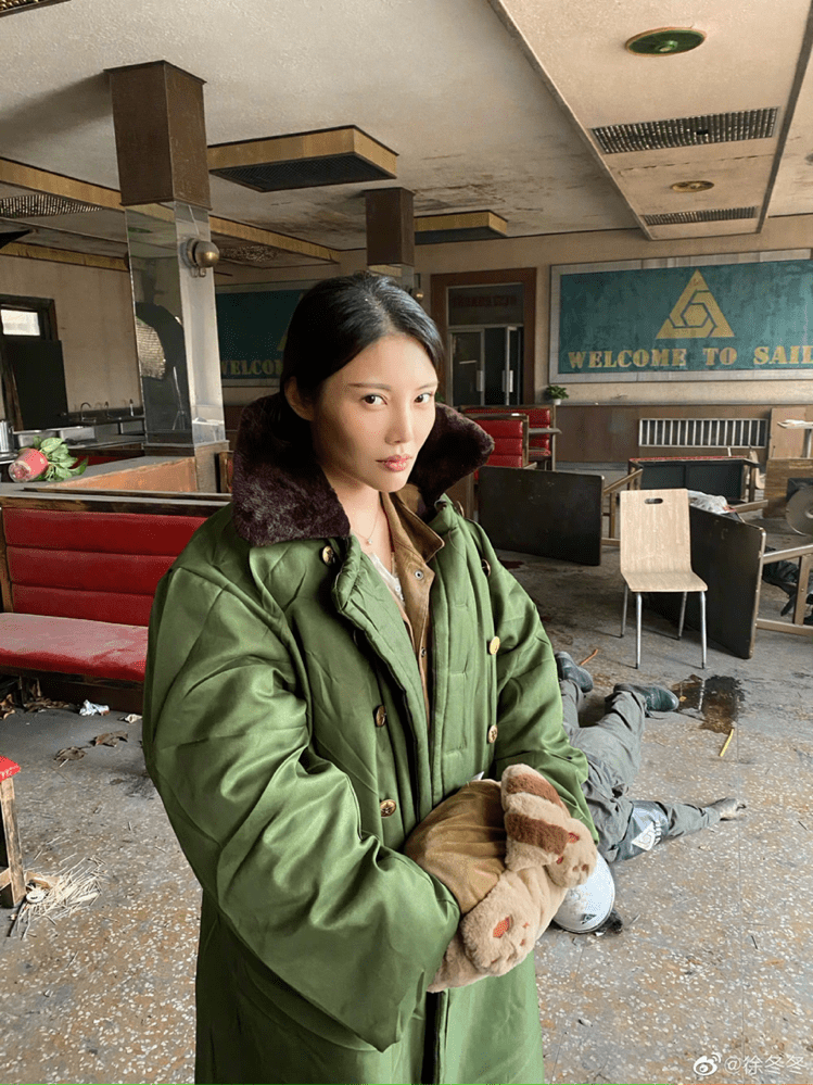 黑长直|徐冬冬1米黑长直发太亮眼，一袭红裙气场强大，大长腿惹人羡慕