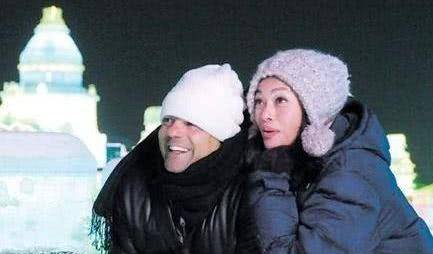 因耍大牌国家话剧院将她开除, 今54岁成豪门贵妇