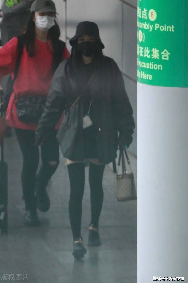 黑色|杨幂黑色连身短裙配皮衣美艳现身，不愧是少女幂