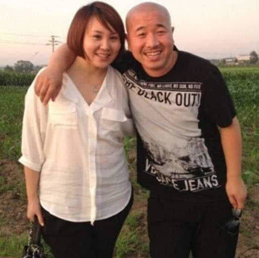 51岁王小利老婆近照，年轻貌美气质优雅，犹如