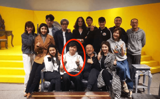 翟天临罕见晒近况 和美女同排坐C位 一周2场巡演直呼压力大