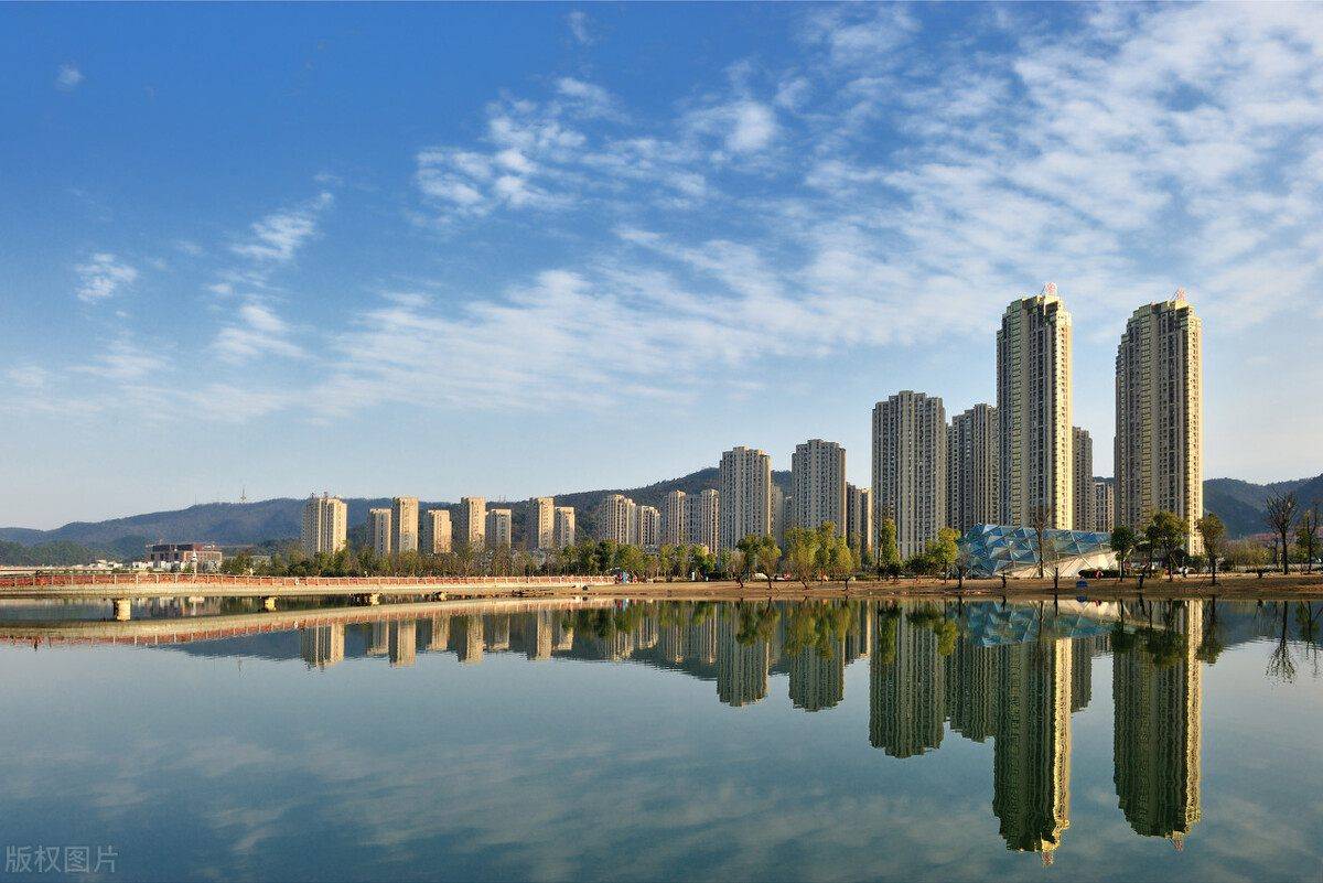 如果房价显著下跌，银行会面临多大的风险？