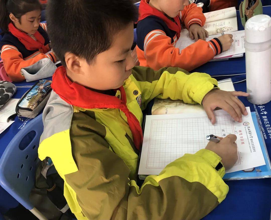 比赛|陕西师范大学奥林匹克花园学校小学部举行高段硬笔书写大赛