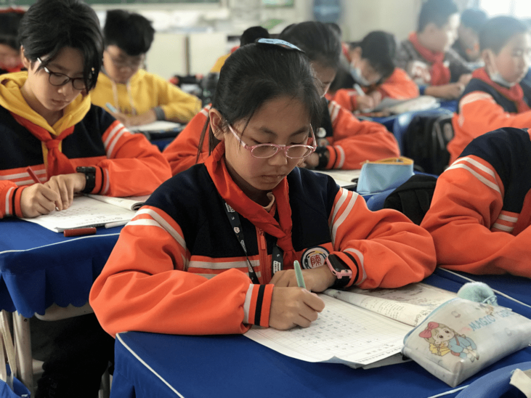 比赛|陕西师范大学奥林匹克花园学校小学部举行高段硬笔书写大赛