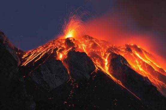 作為一個旅行家，想體驗(yàn)新的旅行冒險(xiǎn)，活火山將是你們不錯的選擇(圖4)