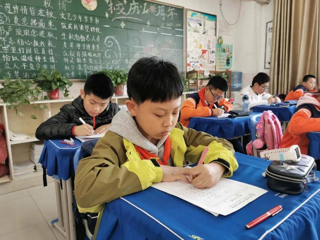 比赛|陕西师范大学奥林匹克花园学校小学部举行高段硬笔书写大赛