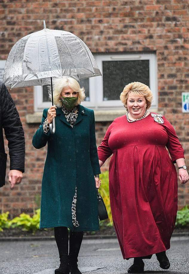 戴超|英国“国殇日”卡米拉一身黑色太精致！戴超大帽子真仙，超模气场