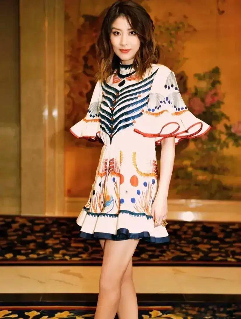“气质天后”陈慧琳现身商场贵气十足,老公还是相恋16年的初恋