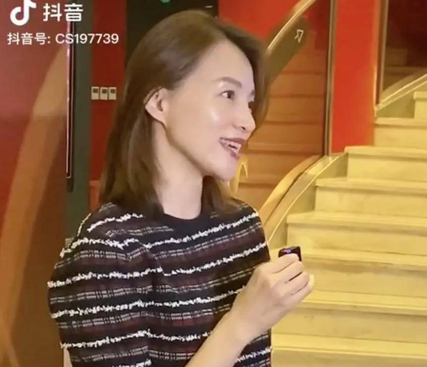 痘痘|年轻时大腮帮子满脸痘痘，47岁以后生图也美成少女！太绝了！！