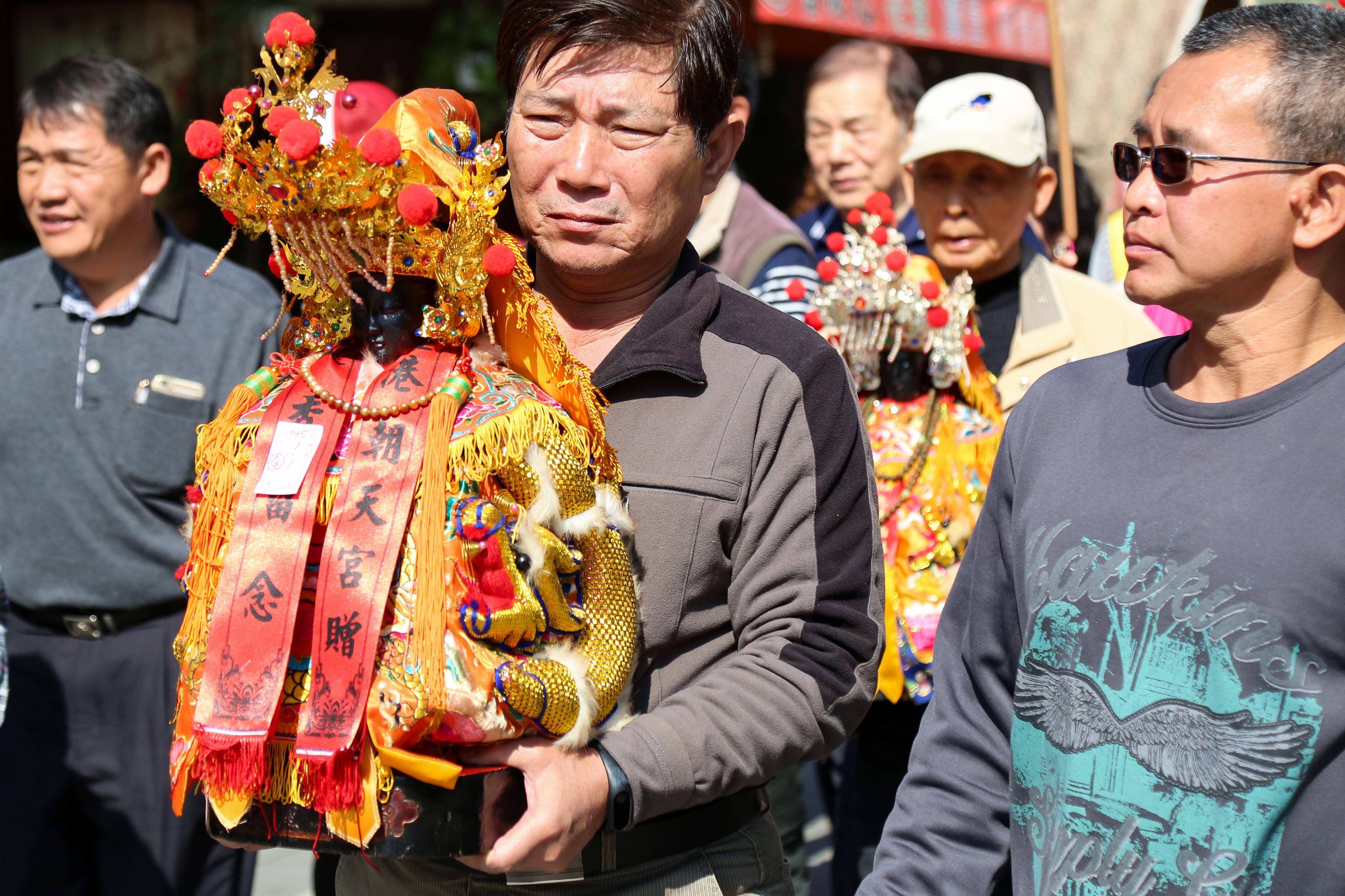 妈祖庙前跳艳舞 不在乎有色眼镜享受很嗨的现场