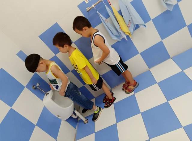 幼儿园收费那么高为何厕所还男女混用老师全国统一都这样