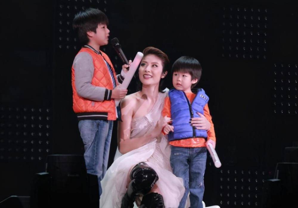“气质天后”陈慧琳现身商场贵气十足,老公还是相恋16年的初恋