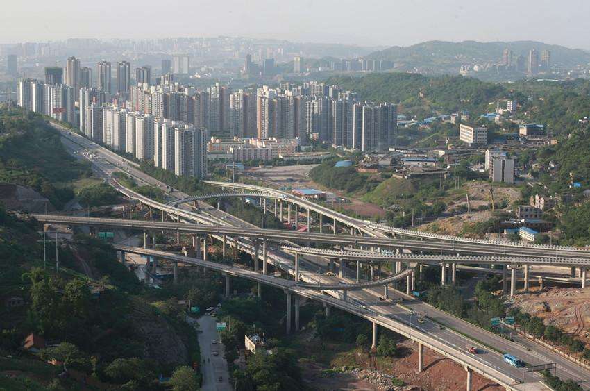黄桷湾立交桥高达五层,共20条匝道,它连接广阳岛,重庆江北机场,南岸