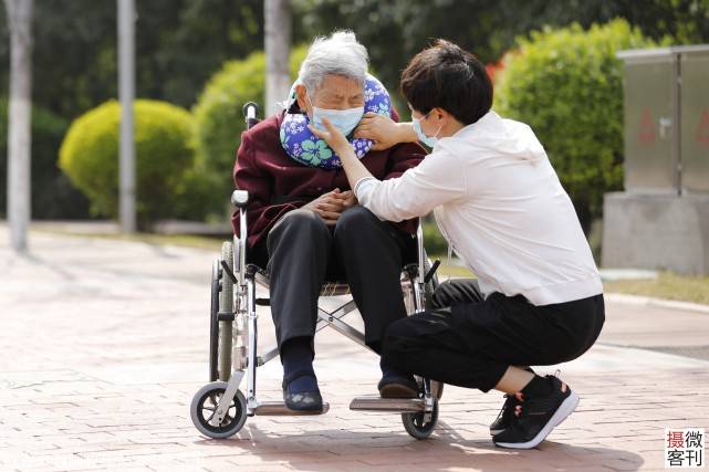 最美护工照顾老人如同自己亲生父母医生患者都夸她