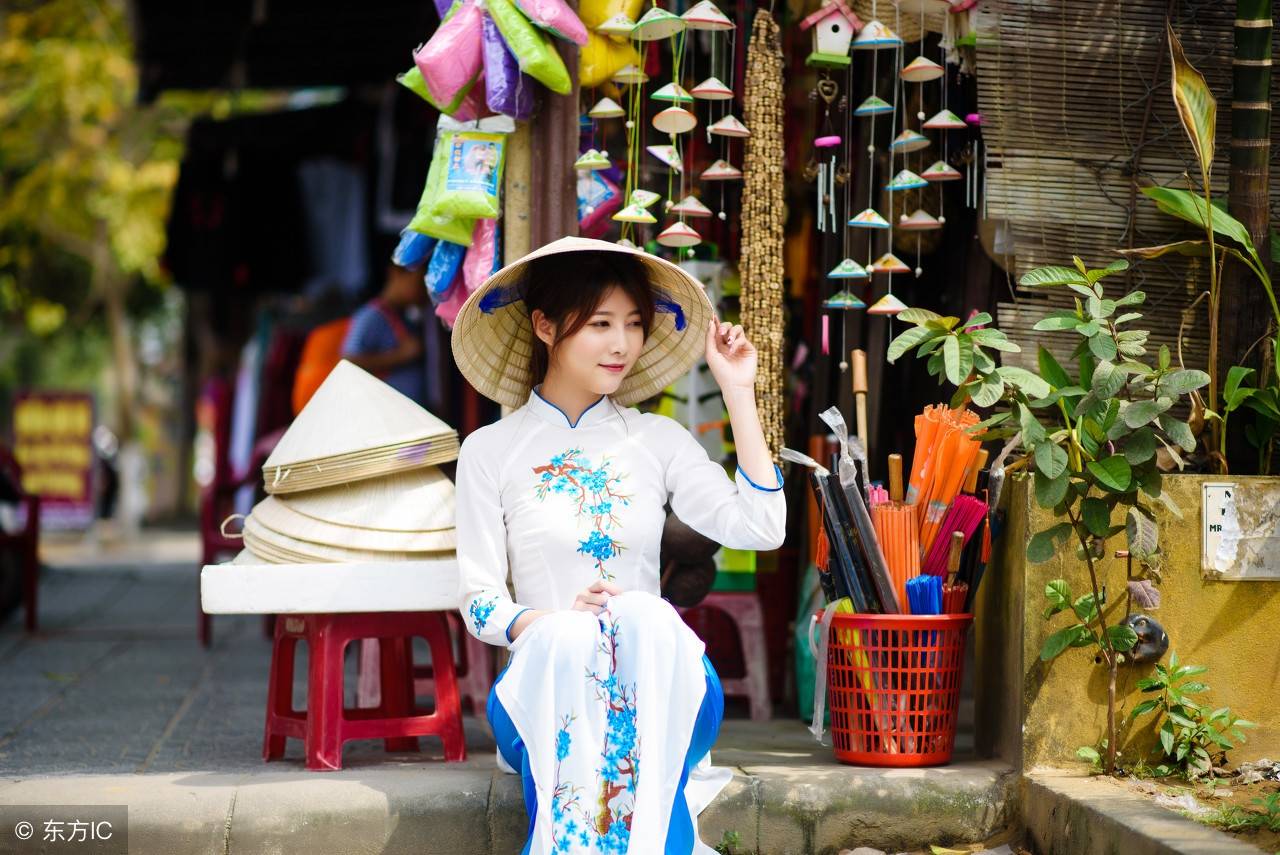 越南美女穿上奥黛的时候，曼妙的曲线很美，温柔的气质很迷人_柔情