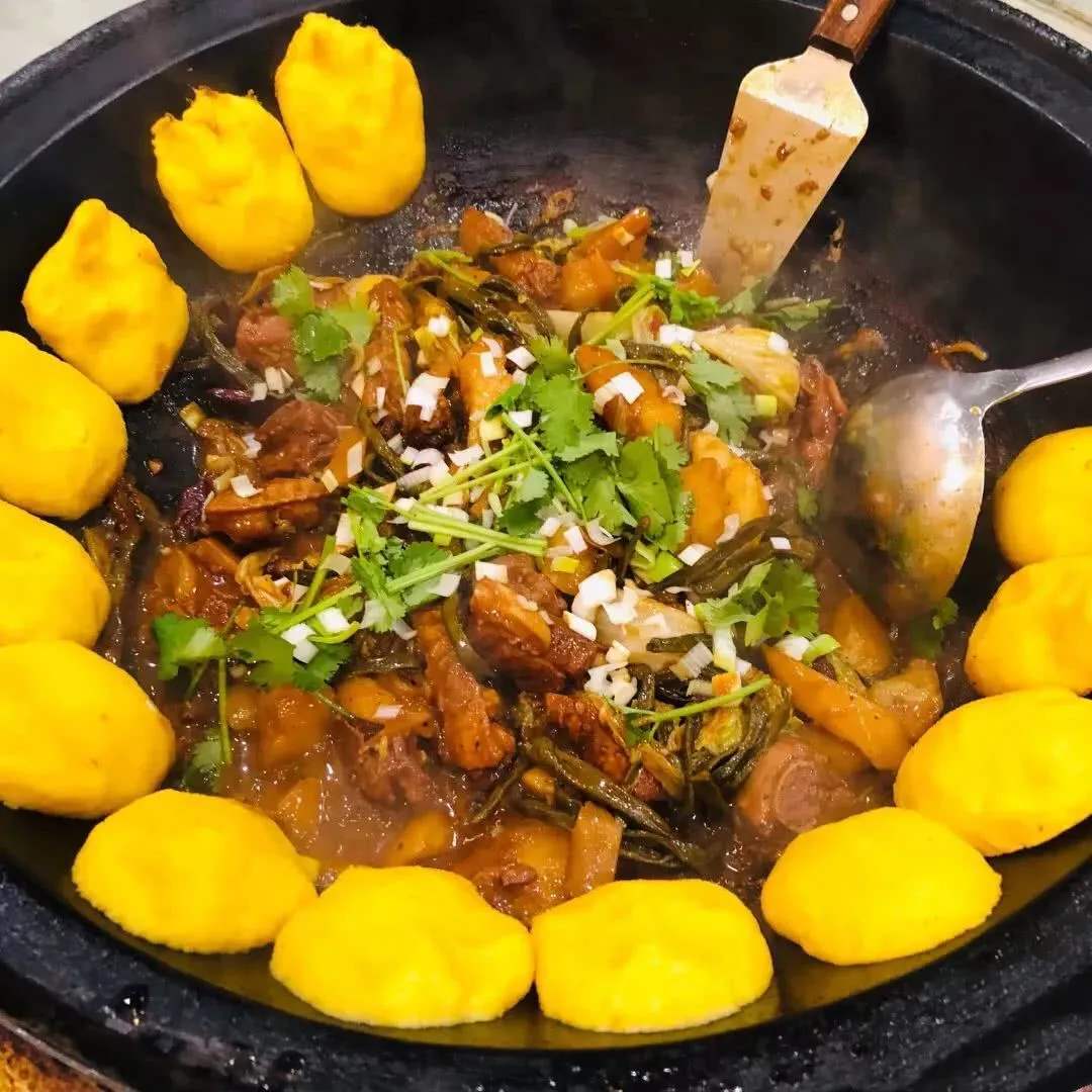 原指东北及农村地区等一些地方的烹饪形式,是使用灶台铁锅炖鸡,鹅,鱼