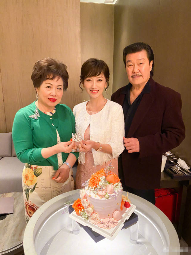 赵雅芝庆生获老公陪伴,玩钞票蛋糕笑成眯眯眼