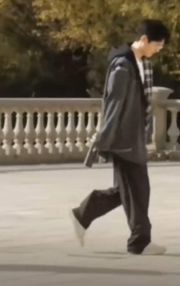 23岁刘昊然手拿保温杯开工,穿着松垮步态悠哉