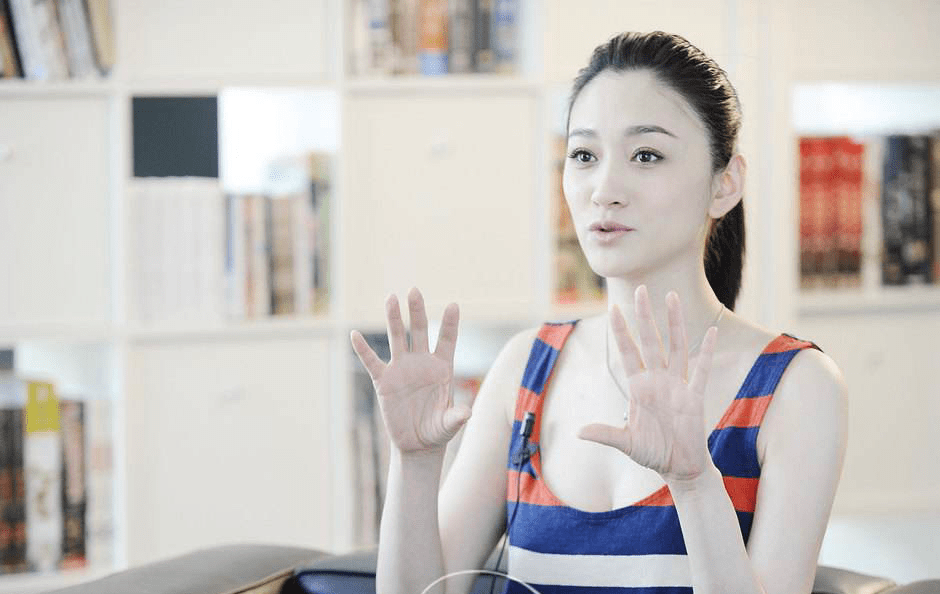 爱美|44岁李小冉扮公主少女感满满：人到中年，爱美是一种态度!