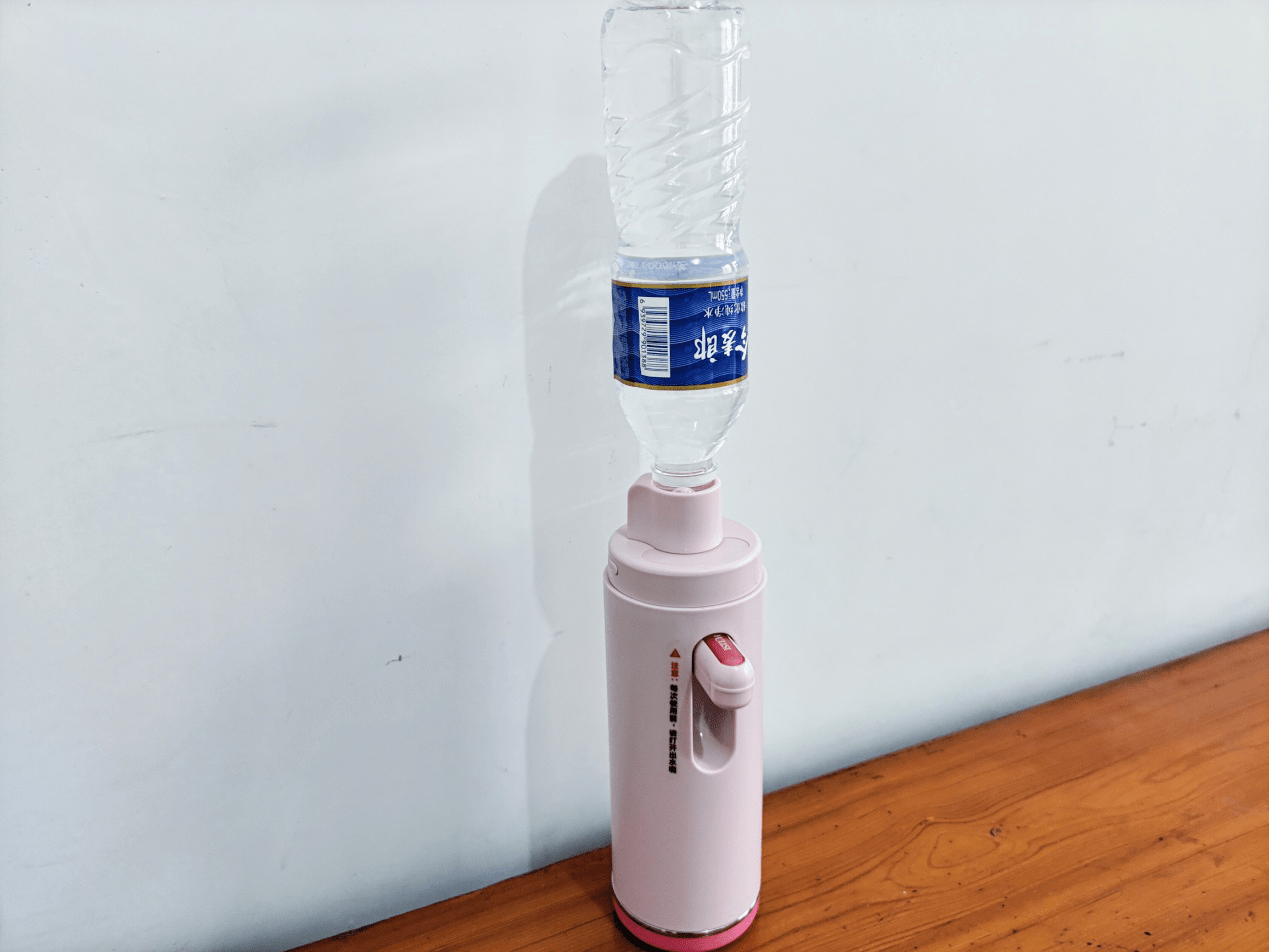 瓶子做饮水机简单 061dd9c3807e43f09ebc94f1451def67.png