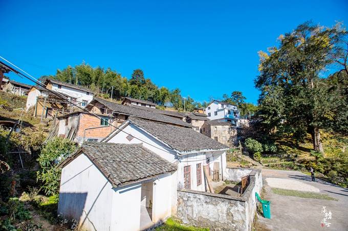 安徽休宁有一座高山中的古村落，远离闹市，已有2000多年的历史