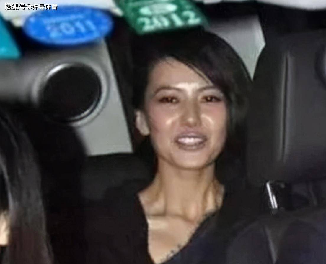 高圆圆挺好看的,但是也是满脸油,皮肤也不好,其实明星们因为经常化妆