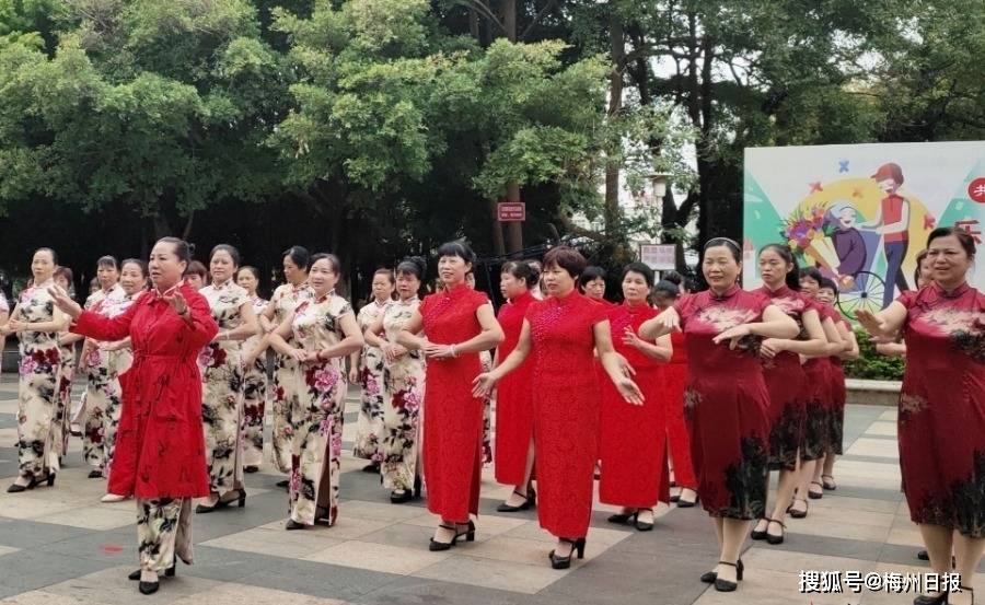 梅州平远这群"潮阿姨"上演靓丽旗袍秀,秀出别样芳华