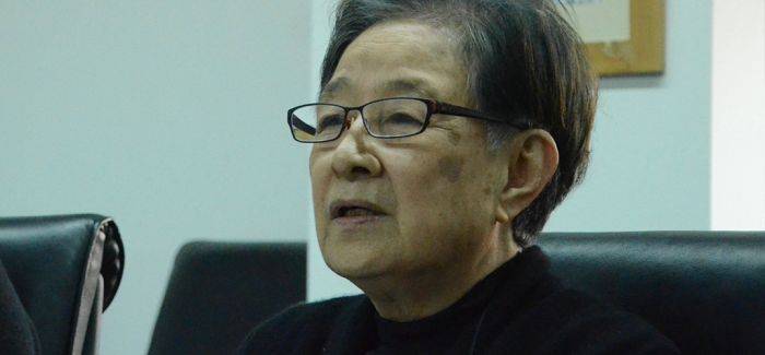 曾红过毛阿敏,破产被亲弟打成脑震荡,62岁靠做保姆养女儿