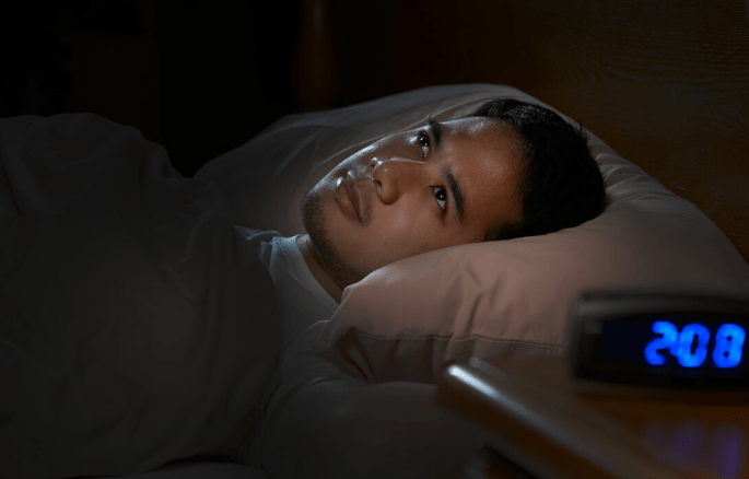 老中医提醒:半夜睡不着,多半与这2个因素有关