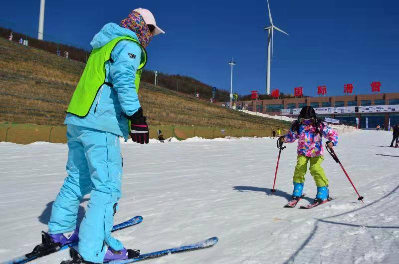 冬季滑雪就来五峰国际滑谈球吧体育雪场华中地区规模最大、功能最全的滑雪场！(图6)