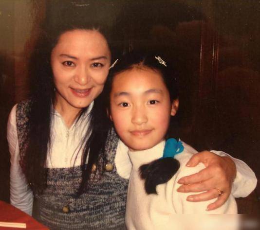 曾红过毛阿敏,破产被亲弟打成脑震荡,62岁靠做保姆养女儿