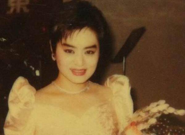 曾红过毛阿敏,破产被亲弟打成脑震荡,62岁靠做保姆养女儿