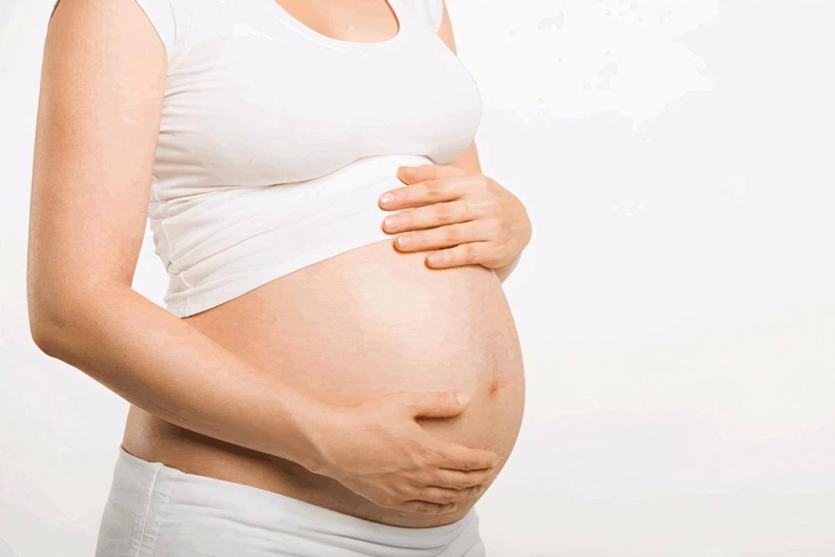 胎儿长得太快是咋回事要注意什么（孕晚期胎儿发育速度变快，需要摄入更多的营养，孕妈要格外的注意） | 说明书网