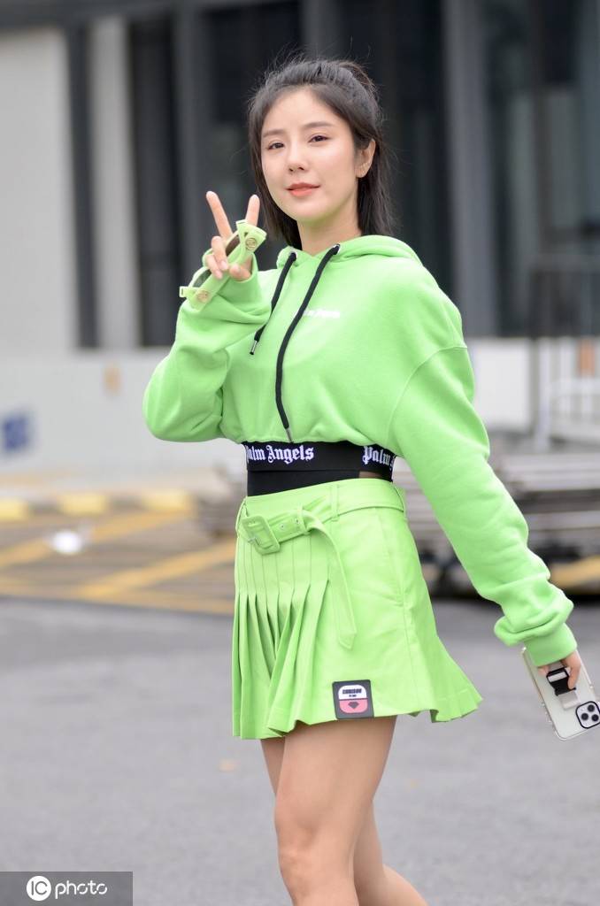 赵奕欢身着荧光绿连身裙大秀美腿 冲镜比v清新靓丽