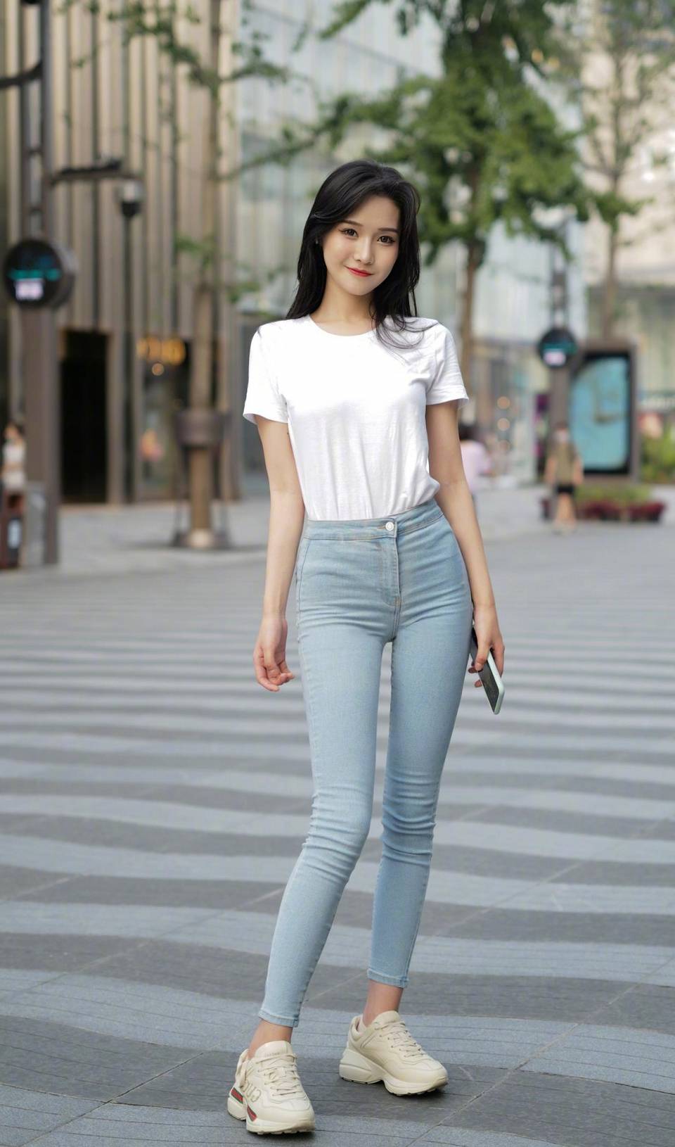 街拍,小姐姐穿一件白色短袖t恤,青春靓丽_牛仔裤