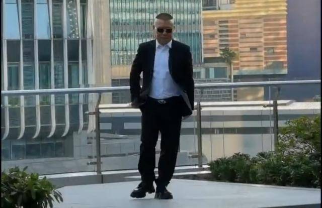 47岁郭德纲罕现身,增高鞋太厚似板砖,后脑勺胖出两层?