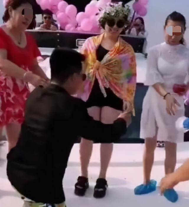 33岁丫蛋直播露面被疑怀孕,肚子凸显身材发福,双下巴严重没脖子